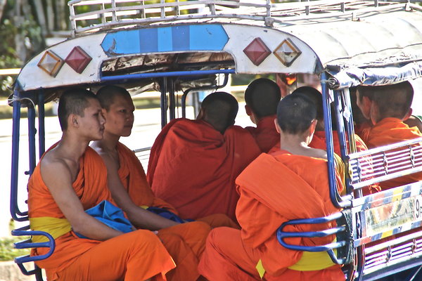 MONKS.TUK.TUK