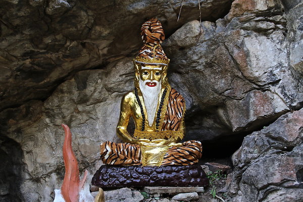 WEIRD.STATUE