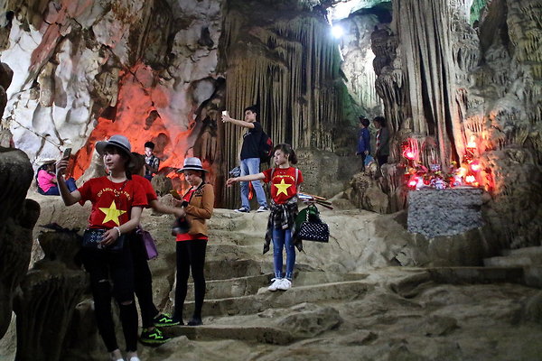 SELFIE.CAVES